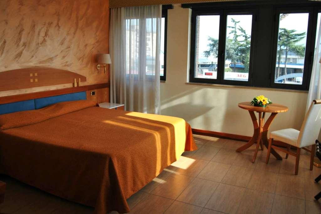 Hotel Futura Centro Congressi Napoli Cameră foto